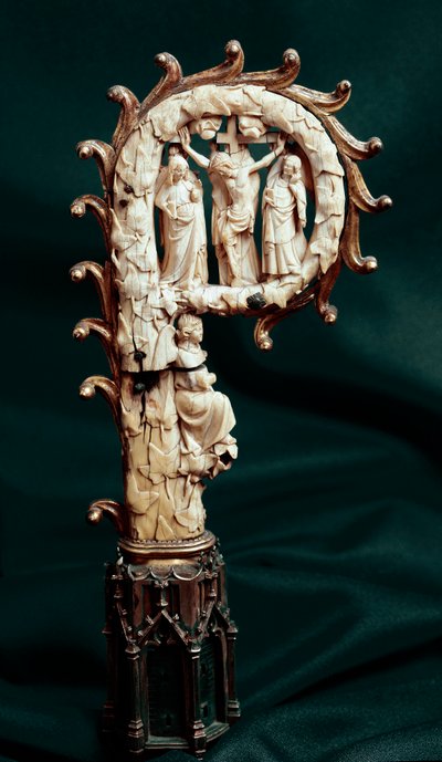 Évêque en cuivre, métal doré et ivoire représentant la Crucifixion - Unknown artist