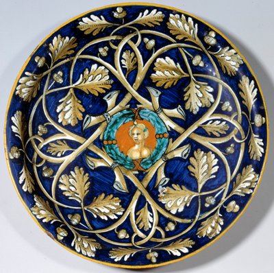 Assiette en faïence avec un buste féminin - Unknown artist