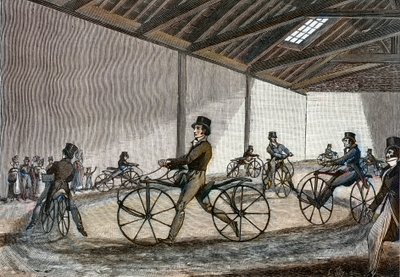 Vue intérieure du manège pour chevaux de bois. Homme conduisant des vélos (vélos sans pédales inventés par le baron Karl Drais) - Unknown artist