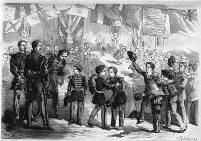 Voyage de Son Altesse Impériale le Prince Napoléon Eugène Louis Jean Joseph Bonaparte (1856-1879), fils de Napoléon III, à Cherbourg, France : mousses et enfants de troupes offrent un bouquet au prince. Gravure dans « L