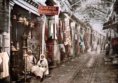 Le souk el Trouck à Tunis : boutique avec enseigne en français « Bazaar arabe frères Barbouchi ». Photochrome v. 1900 - Unknown artist