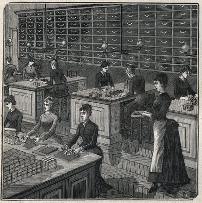 Fabrication de plumes métalliques : tri et emballage des plumes dans une usine en France au XIXe siècle. Gravure de 1885 dans « Les arts et métiers illustrés » par Adolphe Bitard. - Unknown artist