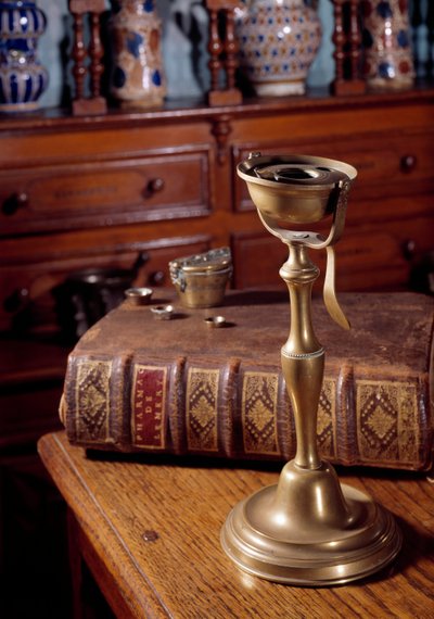 Lampe à huile, poids et livre d