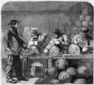 Atelier de polissage de la fonderie de bombes à Woolwich Arsenal, banlieue de Londres, Angleterre. Gravure dans « L