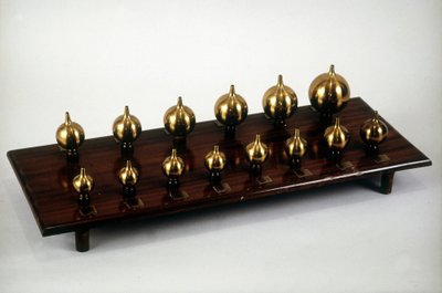 Résonateur par Hermann Ludwig Ferdinand von Helmholtz, physicien et physiologiste allemand. Cet instrument est utilisé pour étudier les mécanismes de l