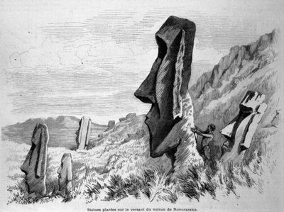 Statues placées sur la pente du volcan de Ronoraraka sur l