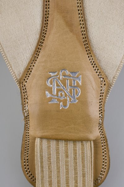Bretelles, vers 1880 (vue détaillée), satin blanc brodé, cuir, argent, fabricant inconnu - Unknown artist