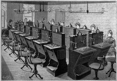 Téléphonie en Suède : salle du central téléphonique à Stockholm. Gravure dans "La Nature : revue des sciences et de leurs applications aux arts et à l