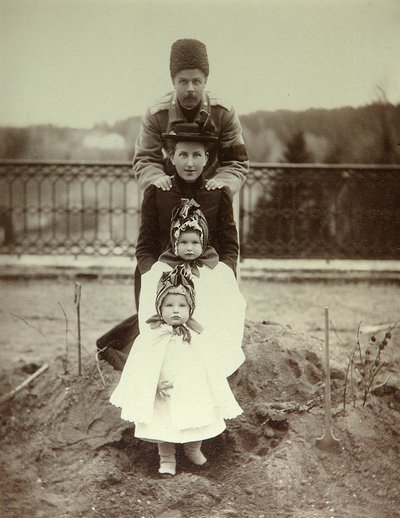 La famille du duc Fyodor Uvarov dans le domaine de campagne Porechye. Photo albuminée - Unknown artist