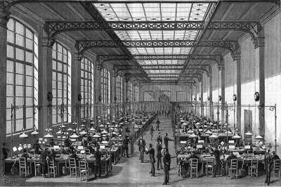 La grande salle du premier étage de la nouvelle station centrale de télégraphe à Paris en 1884. Gravure de 1884. Dans « La Nature. Revue des sciences et de leurs applications aux arts et à l