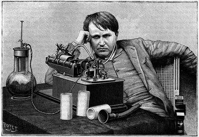 Thomas Edison (1847-1931), physicien américain, à New York, entendant le premier « phonogramme » envoyé d