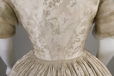 Robe de mariée (détail du dos à la taille) - Unknown artist