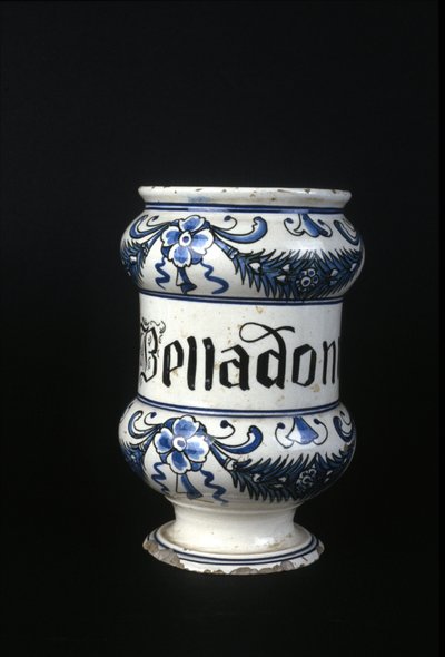 Pot de pharmacie du XVIe siècle contenant de la belladone, herbe toxique utilisée en pharmacie. Musée des sciences et technologies, Milan - Unknown artist