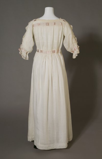 Chemise de nuit de Bertha Palmer, vers 1880, coton blanc, dentelle, broderie et ruban de soie - Unknown artist
