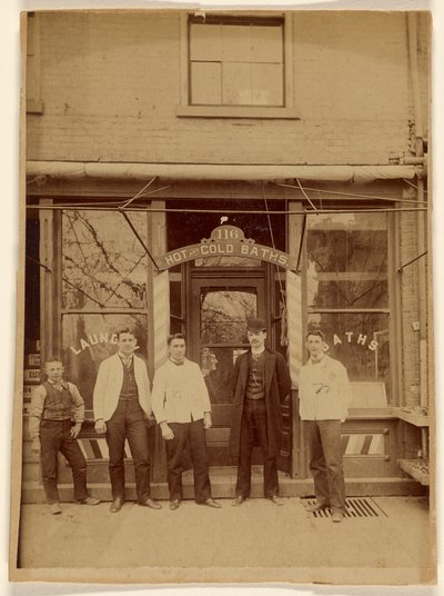 [Quatre hommes et un garçon devant un établissement de bains publics]. - Unknown artist