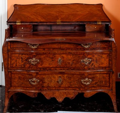 Mobilier: commode en bois de cèdre. Collection privée - Unknown artist