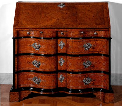 Mobilier : bureau en bois de cèdre. 1730-1735 env. Collection privée - Unknown artist
