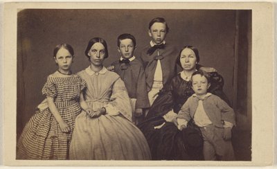 [Portrait de famille de groupe, deux femmes et quatre enfants]. - Unknown artist