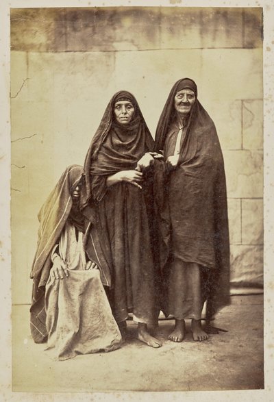 [Portrait de groupe de trois femmes] - Unknown artist