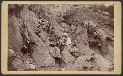 [Groupe posé sur une colline] - Unknown artist