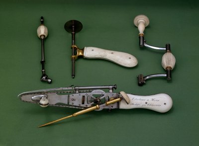 Instruments de chirurgie du XVIIIe siècle. Chaniere Hein. Coll. Part. - Unknown artist
