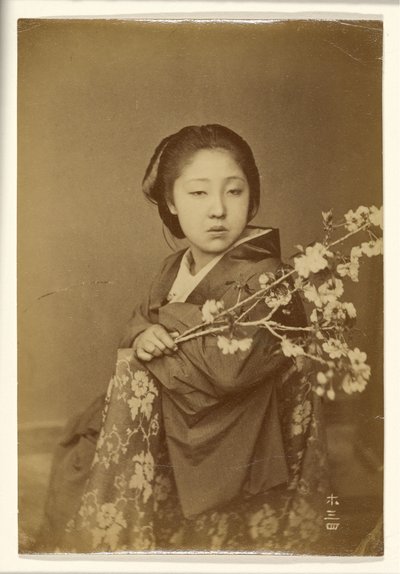 [Femme japonaise tenant une branche de prunus en fleur]. - Unknown artist