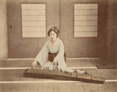 [Femme japonaise jouant du koto] - Unknown artist