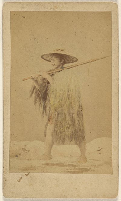 [Japonais portant une cape de pluie et un chapeau de paille, muni d