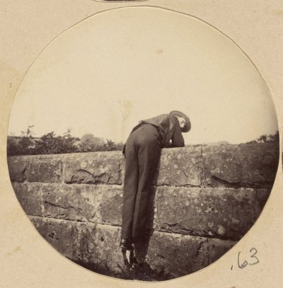 [Homme au chapeau penché sur un mur de pierre] - Unknown artist