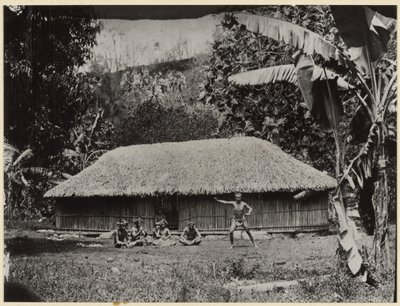 [Homme posé devant la cabane] - Unknown artist