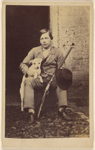 [Homme assis avec un chien blanc, un fusil et un chapeau appuyé sur sa jambe]. - Unknown artist