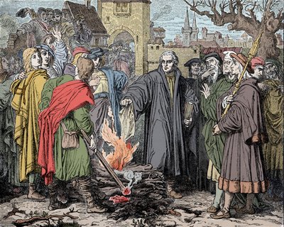 Martin Luther (1483-1546) à Wittenberg brûle la bulle d