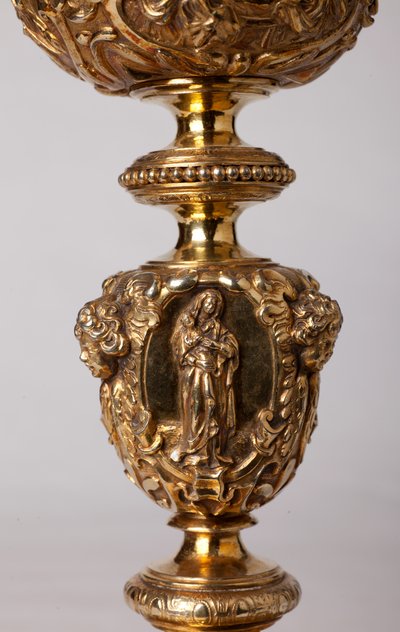 Métallerie. Calice. Don du chanoine A. Le Vaillant de la Bassarderie, doyen du chapitre de la cathédrale de 1726 à 1758. 18ème siècle. (détail) - Unknown artist