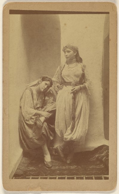 [Portrait de studio orientaliste de deux femmes]. - Unknown artist