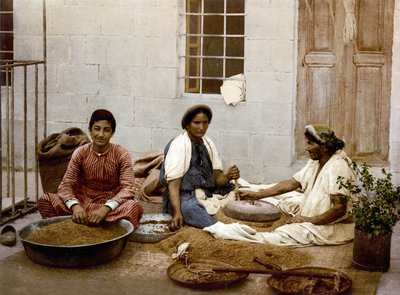 Paysans moulant du blé à Jérusalem. Photochrome entre 1890-1900. - Unknown artist