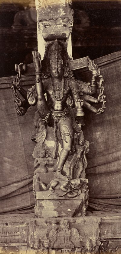 Pilier et figure, taillés dans une seule pierre. Coimbatore - Unknown artist
