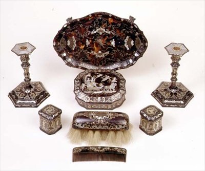 Ensemble de coiffeuse en écaille de tortue piquée, vers 1740 - Unknown artist