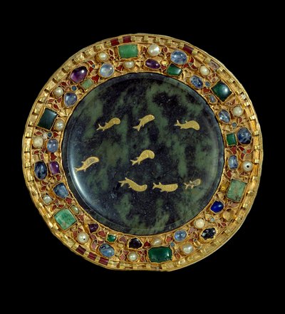 Objet religieux : patène en serpentine datant du 1er siècle av. J.-C. ou du Bas-Empire romain et monture en or incrustée de perles et de pierres précieuses datant de l