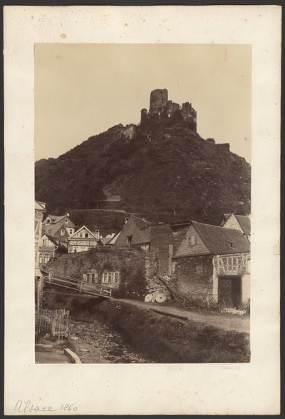 [Ruines du château surplombant la ville] - Unknown artist