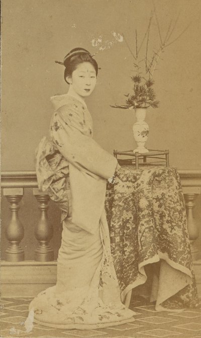 [Femme japonaise debout] - Unknown artist