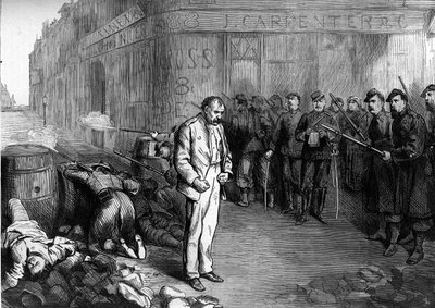 La Commune de Paris en 1871. Un fédéré (communard) fait prisonnier au coin des rues Montmartre et Aboukir est exposé au feu d