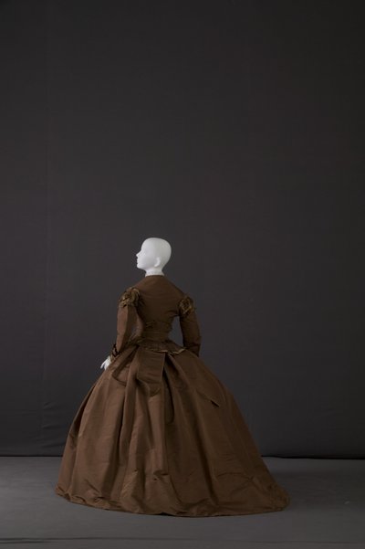 Robe de trousseau (vue oblique arrière) - Unknown artist