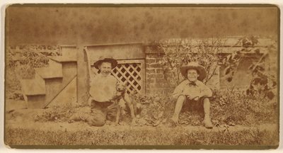 [Deux garçons assis par terre avec un chien] - Unknown artist