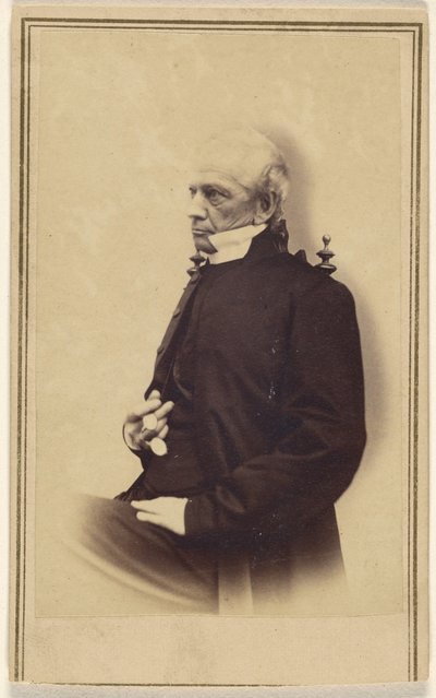[Vieil homme chauve non identifié, assis, tenant un pince-nez]. - Unknown artist