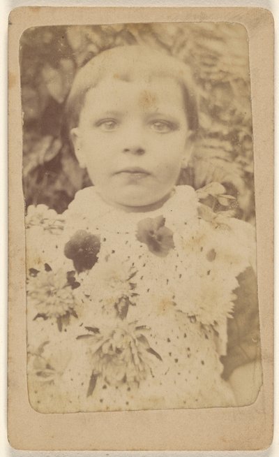 [Petite fille non identifiée portant une robe à fleurs] - Unknown artist