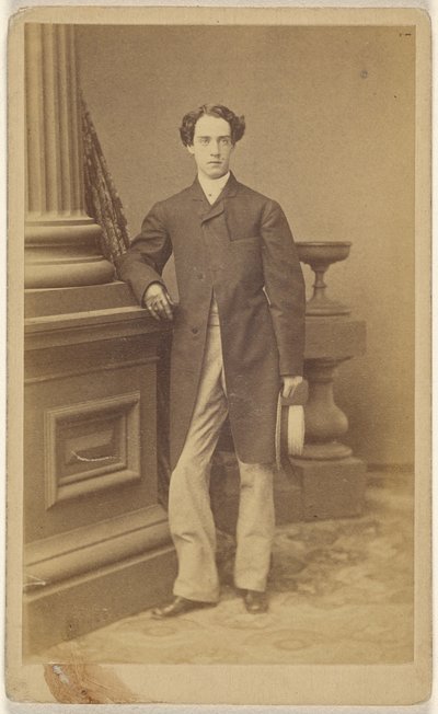 [Homme non identifié portant des gants, tenant un chapeau de paille dans sa main gauche, debout]. - Unknown artist