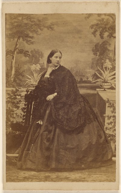 [Femme non identifiée assise, la main sur le col] - Unknown artist