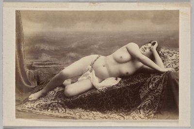 Sans titre (nu allongé sur un tapis sur fond de vagues peintes) - Unknown artist