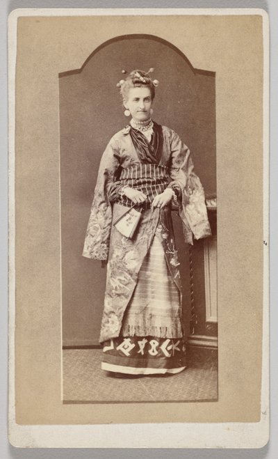 Sans titre (femme blanche en kimono japonais avec un éventail) - Unknown artist