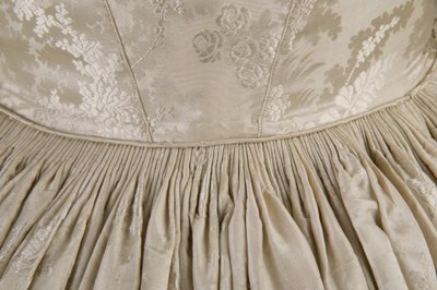 Robe de mariée (détail du dos à la taille) - Unknown artist